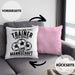 Fußball-Trainer Kissen mit Füllung 40x40 Geschenk Coach Trainer Ich Bin Der Trainer Einer Absolut Geilen Mannschaft Und Ja Sie Haben Mir Diese Kissen mit Füllung 40x40 Geschenkt (Grau) Rosa Trendation