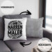 Maler Kissen mit Füllung 40x40 Geschenk Spruch Männer Verneigt Euch Ihr Narren Seine Majestät Der Maler Betritt Das Gelände (Grau) Grau Trendation