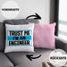 Ingenieur Kissen mit Füllung 40x40 Gadget Geschenk Ingeneur Geschenkidee Lustig (Grau) Rosa Trendation