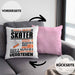 Skater Geschenk Kaffee-Kissen mit Füllung 40x40 Geschenkidee für Skater Ich Bin Skater Ich Kann Es Dir Erklären Jedoch Nicht Für Dich Verstehen Spruch Lustig (Grau) Rosa Trendation