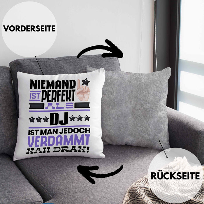 DJ Geschenk Kissen mit Füllung 40x40 Lustige Geschenkidee für DJ Geburtstag Niemand Ist Perfekt Aber Als DJ Ist Man Nah Dran (Grau) Grau Trendation