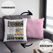 Stiefcousin Geschenk Kaffee-Kissen mit Füllung 40x40 Geschenkidee für Stiefcousin Ich Bin Stiefcousin Ich Kann Es Dir Erklären Jedoch Nicht Für Dich Verstehen Spruch Lustig (Grau) Rosa Trendation