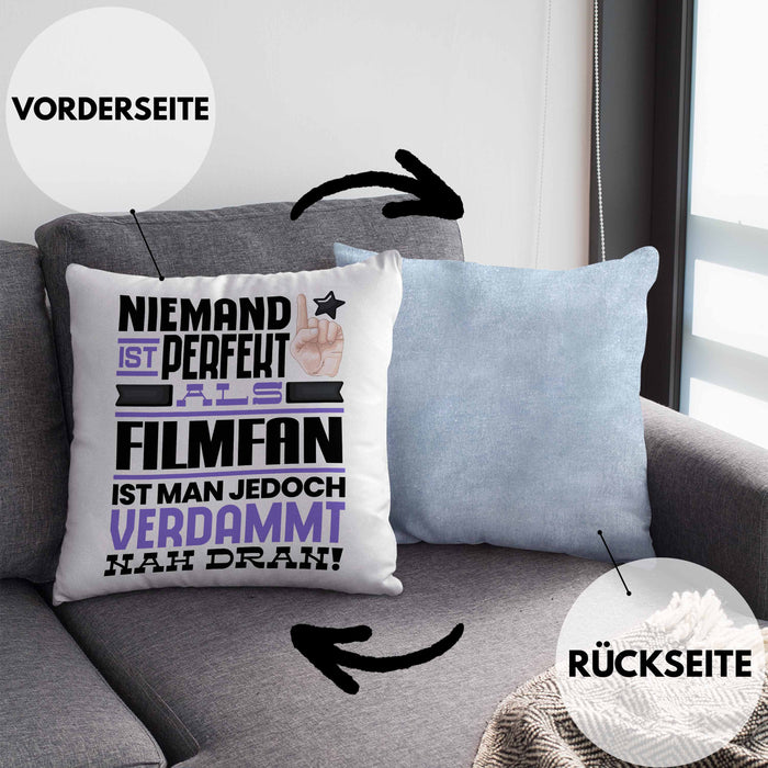 Filmfan Geschenk Kissen mit Füllung 40x40 Lustige Geschenkidee für Filmfan Geburtstag Niemand Ist Perfekt Aber Als Filmfan Ist Man Nah Dran (Grau) Blau Trendation