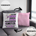 Künstler Geschenk Kissen mit Füllung 40x40 Lustiger Spruch Erheben Sie Sich Der Künstler Betritt den Raum (Grau) Rosa Trendation
