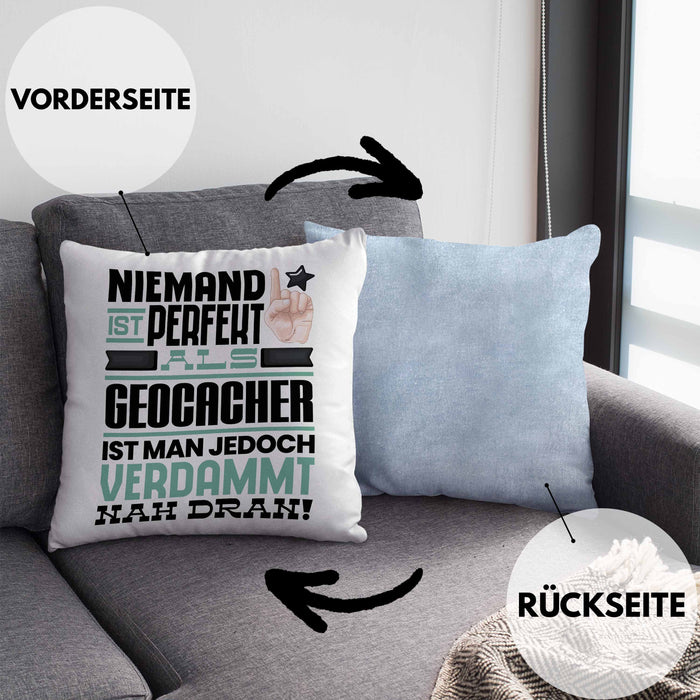 Geocacher Geschenk Kissen mit Füllung 40x40 Lustige Geschenkidee für Geocacher Geburtstag Niemand Ist Perfekt Aber Als Geocacher Ist Man Nah Dran (Grau) Blau Trendation