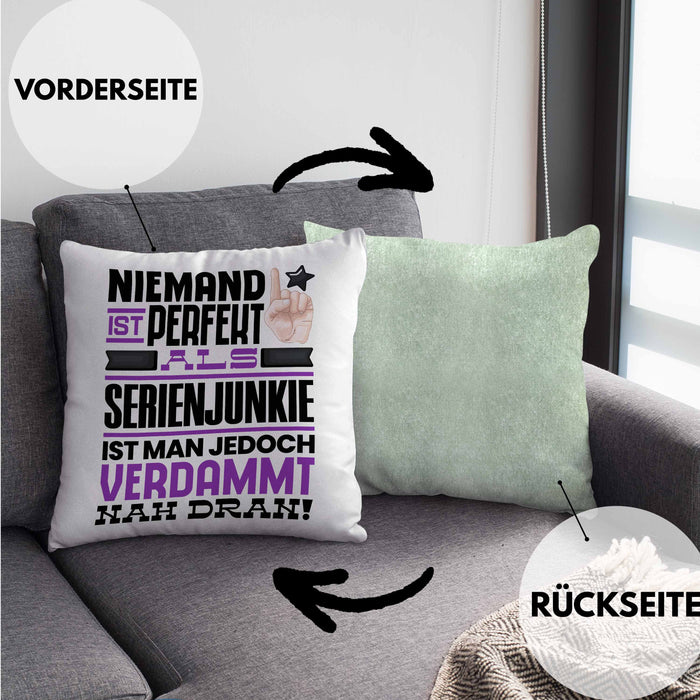 Serienjunkie Geschenk Kissen mit Füllung 40x40 Lustige Geschenkidee für Serienjunkie Geburtstag Niemand Ist Perfekt Aber Als Serienjunkie Ist Man Nah Dran (Grau) Grün Trendation