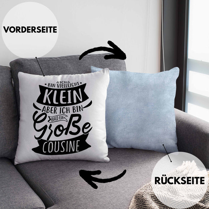 Große Cousine Kissen mit Füllung 40x40 Geschenk Verkündung Ich Bin Vielleicht Klein Aber Ich Bin Bald Eine Große Cousine Geschenkidee Nachwuchs (Grau) Blau Trendation
