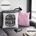Maler Kissen mit Füllung 40x40 Geschenk Spruch Männer Verneigt Euch Ihr Narren Seine Majestät Der Maler Betritt Das Gelände (Grau) Rosa Trendation