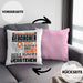 Geocacher Geschenk Kaffee-Kissen mit Füllung 40x40 Geschenkidee für Geocacher Ich Bin Geocacher Ich Kann Es Dir Erklären Jedoch Nicht Für Dich Verstehen Spruch Lustig (Grau) Rosa Trendation
