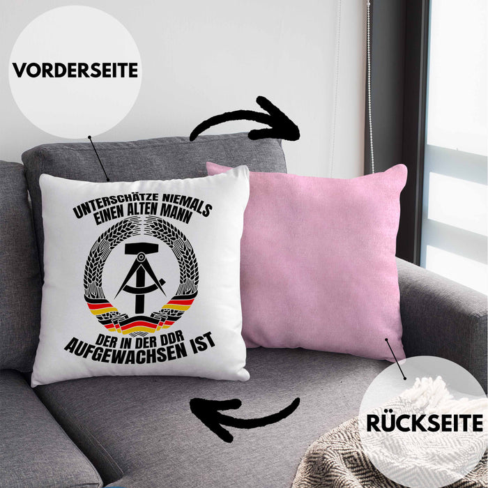DDR Mann Kissen mit Füllung 40x40 Geschenk Unterschätze Niemals Einen Alten Mann Der In Der DDR AufgewachsenIst (Grau) Rosa Trendation