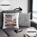 Abenteurer Geschenk Lustiger Spruch für Abenteurer Geschenkidee Bester Abenteurer Der WeltKissen mit Füllung 40x40 (Grau) Grau Trendation