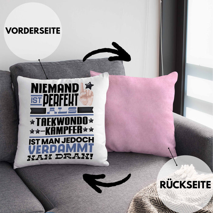 Taekwondo-Kämpfer Geschenk Kissen mit Füllung 40x40 Lustige Geschenkidee für Taekwondo-Kämpfer Geburtstag Niemand Ist Perfekt Aber Als Taekwondo-Kämpfer Ist Man Nah Dran (Grau) Rosa Trendation
