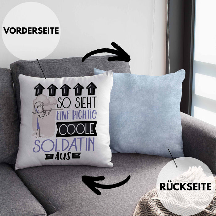 Soldatin Geschenk Kissen mit Füllung 40x40 Geschenkidee für Soldatin Geburtstag Weihnachten Spruch So Sieht Eine Richtig Coole Soldatin Aus (Grau) Blau Trendation