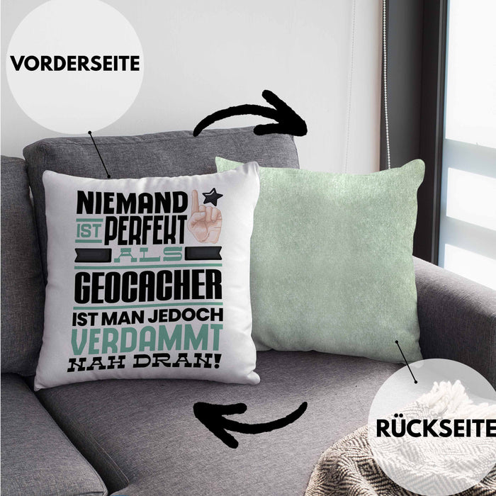 Geocacher Geschenk Kissen mit Füllung 40x40 Lustige Geschenkidee für Geocacher Geburtstag Niemand Ist Perfekt Aber Als Geocacher Ist Man Nah Dran (Grau) Grün Trendation