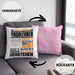 Yogalehrer Geschenk Kaffee-Kissen mit Füllung 40x40 Geschenkidee für Yogalehrer Ich Bin Yogalehrer Ich Kann Es Dir Erklären Jedoch Nicht Für Dich Verstehen Spruch Lustig (Grau) Rosa Trendation