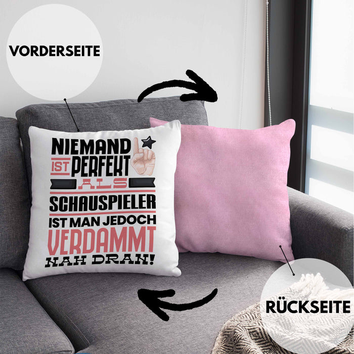 Schauspieler Geschenk Kissen mit Füllung 40x40 Lustige Geschenkidee für Schauspieler Geburtstag Niemand Ist Perfekt Aber Als Schauspieler Ist Man Nah Dran (Grau) Rosa Trendation