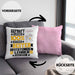 Reitstundenlehrer Geschenk Lustiger Spruch für Reitstundenlehrer Geschenkidee Bester Reitstundenlehrer Der WeltKissen mit Füllung 40x40 (Grau) Rosa Trendation