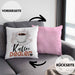 Kaffee Dealer Kissen mit Füllung 40x40 Geschenk für Barista Geburtstag Spruch Geschenkidee Kaffeeverkäufer (Grau) Rosa Trendation