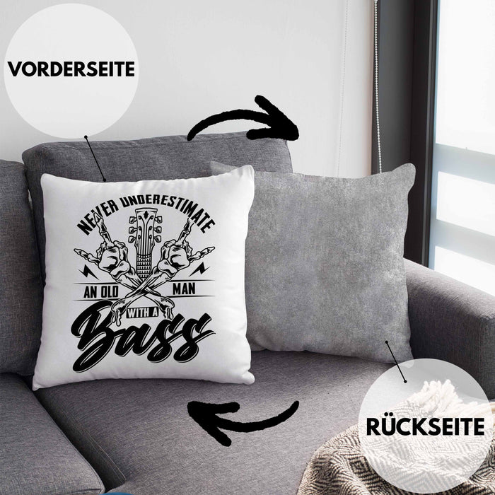 Bassist Kissen mit Füllung 40x40 Geschenk Bass-Spieler Geschenkidee Never Underestimate An Old Man With A Bass (Grau) Grau Trendation