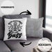 Bassist Kissen mit Füllung 40x40 Geschenk Bass-Spieler Geschenkidee Never Underestimate An Old Man With A Bass (Grau) Grau Trendation