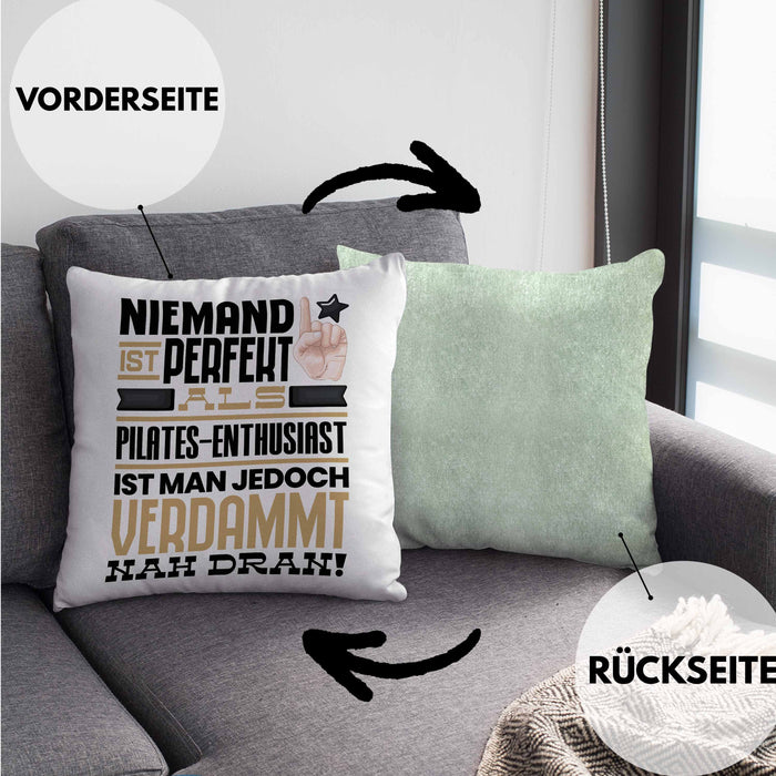 Pilates-Enthusiast Geschenk Kissen mit Füllung 40x40 Lustige Geschenkidee für Pilates-Enthusiast Geburtstag Niemand Ist Perfekt Aber Als Pilates-Enthusiast Ist Man Nah Dran (Grau) Grün Trendation