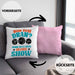 Boule Kissen mit Füllung 40x40 "Bin Ich Dran Dann Setz Dich Hin Und Genieße Die Show" Geschenk für Boule-Fans mit Spruch (Grau) Rosa Trendation