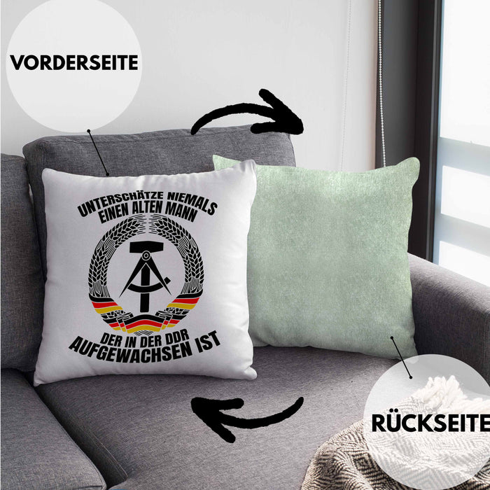 DDR Mann Kissen mit Füllung 40x40 Geschenk Unterschätze Niemals Einen Alten Mann Der In Der DDR AufgewachsenIst (Grau) Grün Trendation