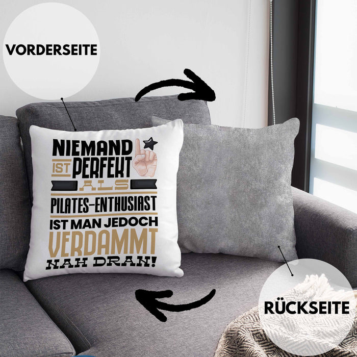 Pilates-Enthusiast Geschenk Kissen mit Füllung 40x40 Lustige Geschenkidee für Pilates-Enthusiast Geburtstag Niemand Ist Perfekt Aber Als Pilates-Enthusiast Ist Man Nah Dran (Grau) Grau Trendation