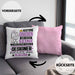 Designer Geschenk Kissen mit Füllung 40x40 Lustiger Spruch Erheben Sie Sich Der Designer Betritt den Raum (Grau) Rosa Trendation