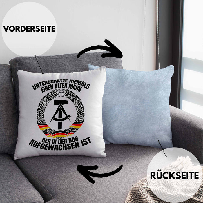 DDR Mann Kissen mit Füllung 40x40 Geschenk Unterschätze Niemals Einen Alten Mann Der In Der DDR AufgewachsenIst (Grau) Blau Trendation