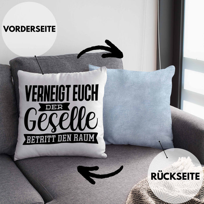 Geselle Prüfung Bestanden Kissen mit Füllung 40x40 Geschenk Verneigt Euch Der Geselle Betritt Den Raum (Grau) Blau Trendation
