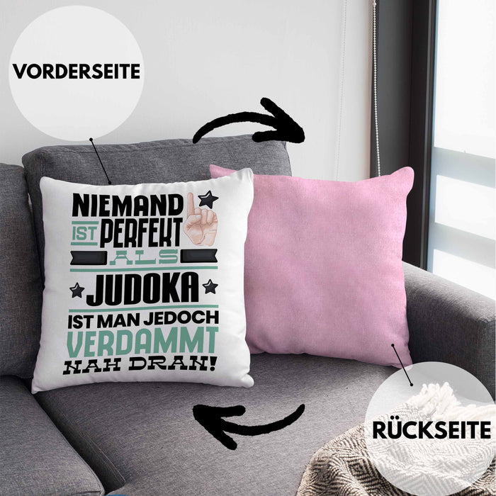 Judoka Geschenk Kissen mit Füllung 40x40 Lustige Geschenkidee für Judoka Geburtstag Niemand Ist Perfekt Aber Als Judoka Ist Man Nah Dran (Grau) Rosa Trendation