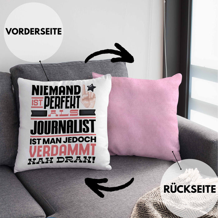 Journalist Geschenk Kissen mit Füllung 40x40 Lustige Geschenkidee für Journalist Geburtstag Niemand Ist Perfekt Aber Als Journalist Ist Man Nah Dran (Grau) Rosa Trendation