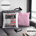 Surfer Geschenk Kaffee-Kissen mit Füllung 40x40 Geschenkidee für Surfer Ich Bin Surfer Ich Kann Es Dir Erklären Jedoch Nicht Für Dich Verstehen Spruch Lustig (Grau) Rosa Trendation