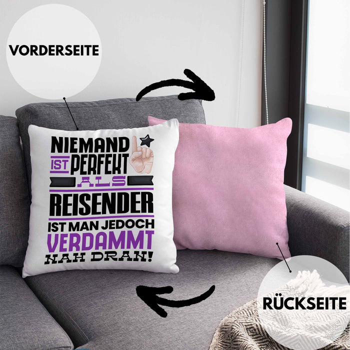 Reisender Geschenk Kissen mit Füllung 40x40 Lustige Geschenkidee für Reisender Geburtstag Niemand Ist Perfekt Aber Als Reisender Ist Man Nah Dran (Grau) Rosa Trendation