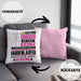 Hürdenläufer Geschenk Kissen mit Füllung 40x40 Lustiger Spruch Erheben Sie Sich Der Hürdenläufer Betritt den Raum (Grau) Rosa Trendation