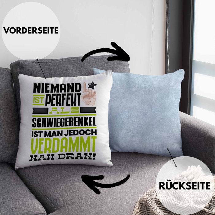 Schwiegerenkel Geschenk Kissen mit Füllung 40x40 Lustige Geschenkidee für Schwiegerenkel Geburtstag Niemand Ist Perfekt Aber Als Schwiegerenkel Ist Man Nah Dran (Grau) Blau Trendation