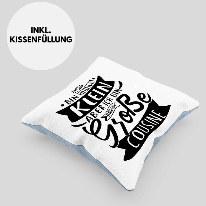 Große Cousine Kissen mit Füllung 40x40 Geschenk Verkündung Ich Bin Vielleicht Klein Aber Ich Bin Bald Eine Große Cousine Geschenkidee Nachwuchs (Grau) Blau Trendation