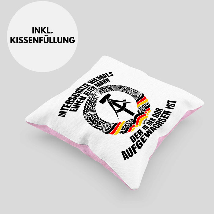 DDR Mann Kissen mit Füllung 40x40 Geschenk Unterschätze Niemals Einen Alten Mann Der In Der DDR AufgewachsenIst (Grau) Rosa Trendation