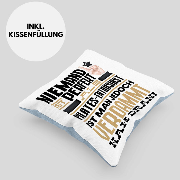 Pilates-Enthusiast Geschenk Kissen mit Füllung 40x40 Lustige Geschenkidee für Pilates-Enthusiast Geburtstag Niemand Ist Perfekt Aber Als Pilates-Enthusiast Ist Man Nah Dran (Grau) Blau Trendation