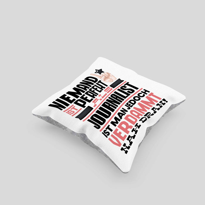 Journalist Geschenk Kissen mit Füllung 40x40 Lustige Geschenkidee für Journalist Geburtstag Niemand Ist Perfekt Aber Als Journalist Ist Man Nah Dran (Grau) Grau Trendation