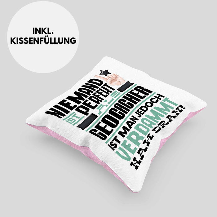 Geocacher Geschenk Kissen mit Füllung 40x40 Lustige Geschenkidee für Geocacher Geburtstag Niemand Ist Perfekt Aber Als Geocacher Ist Man Nah Dran (Grau) Rosa Trendation