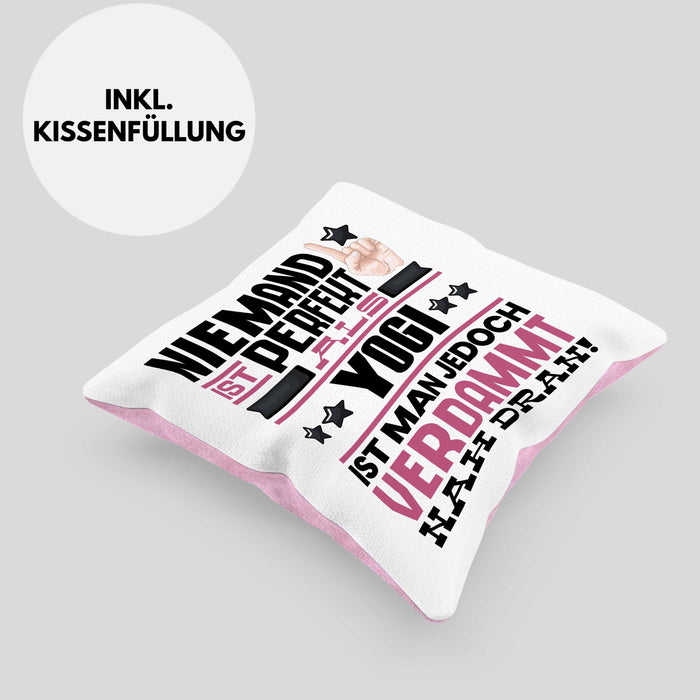 Yogi Geschenk Kissen mit Füllung 40x40 Lustige Geschenkidee für Yogi Geburtstag Niemand Ist Perfekt Aber Als Yogi Ist Man Nah Dran (Grau) Rosa Trendation