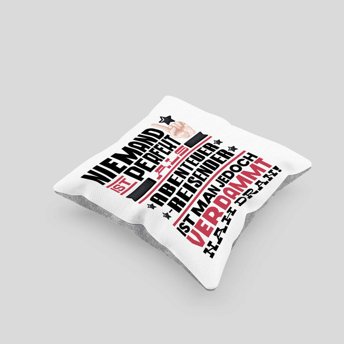 Abenteuerreisender Geschenk Kissen mit Füllung 40x40 Lustige Geschenkidee für Abenteuerreisender Geburtstag Niemand Ist Perfekt Aber Als Abenteuerreisender Ist Man Nah Dran (Grau) Grau Trendation