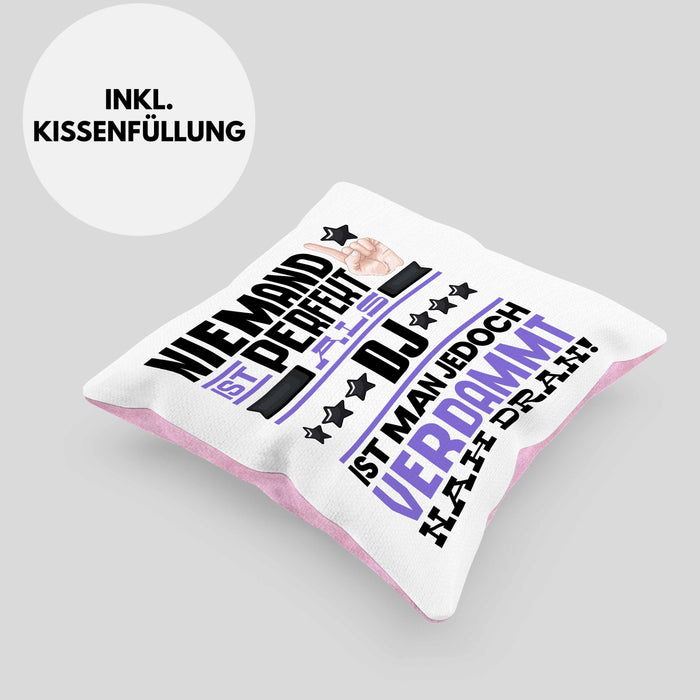 DJ Geschenk Kissen mit Füllung 40x40 Lustige Geschenkidee für DJ Geburtstag Niemand Ist Perfekt Aber Als DJ Ist Man Nah Dran (Grau) Rosa Trendation