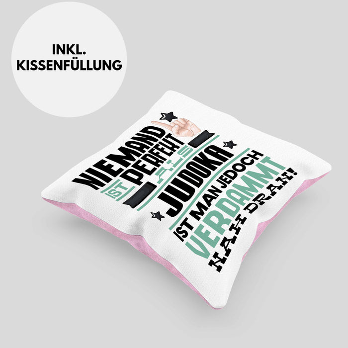 Judoka Geschenk Kissen mit Füllung 40x40 Lustige Geschenkidee für Judoka Geburtstag Niemand Ist Perfekt Aber Als Judoka Ist Man Nah Dran (Grau) Rosa Trendation