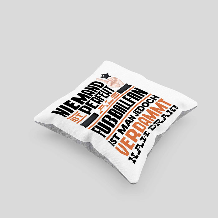 Fußballfan Geschenk Kissen mit Füllung 40x40 Lustige Geschenkidee für Fußballfan Geburtstag Niemand Ist Perfekt Aber Als Fußballfan Ist Man Nah Dran (Grau) Grau Trendation
