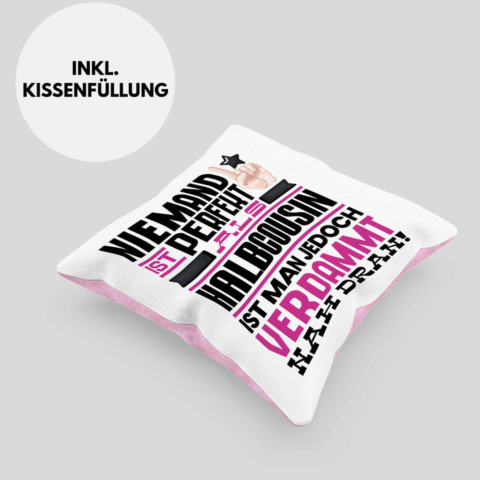 Halbcousin Geschenk Kissen mit Füllung 40x40 Lustige Geschenkidee für Halbcousin Geburtstag Niemand Ist Perfekt Aber Als Halbcousin Ist Man Nah Dran (Grau) Rosa Trendation