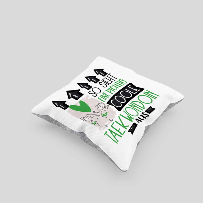 Taekwondoin Geschenk Kissen mit Füllung 40x40 Geschenkidee für Taekwondoin Geburtstag Weihnachten Spruch So Sieht Eine Richtig Coole Taekwondoin Aus (Grau) Grau Trendation