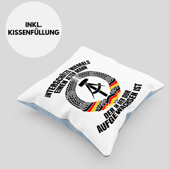 DDR Mann Kissen mit Füllung 40x40 Geschenk Unterschätze Niemals Einen Alten Mann Der In Der DDR AufgewachsenIst (Grau) Blau Trendation